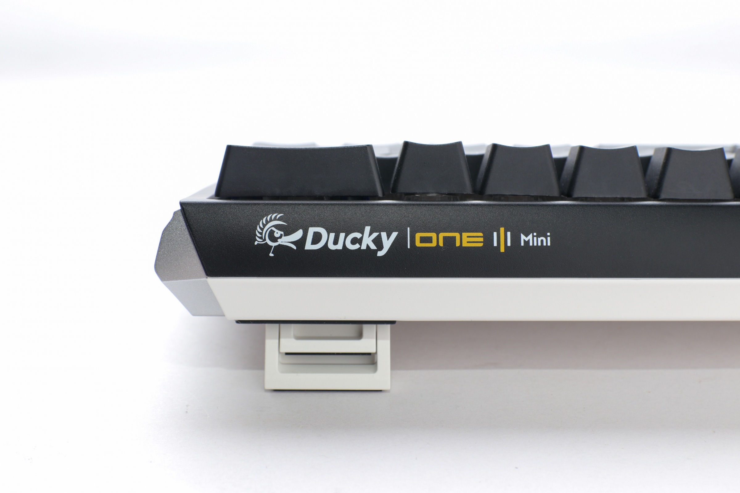 Teclado Mecanico Ducky One 3 Mini Teclas Negras Interruptor Marron Ingles Pbt Doble Disparo Sin Costuras Negro Y Blanco